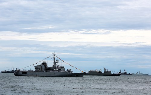 
Tàu của hải quân các nước trong đội hình duyệt binh.

