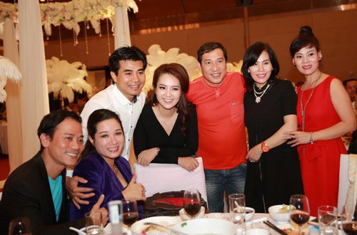 
Vợ chồng Chế Phong, Thanh Thanh Hiền, Á hậu Thụy Vân, Quang thắng chụp hình trong đám cưới.
