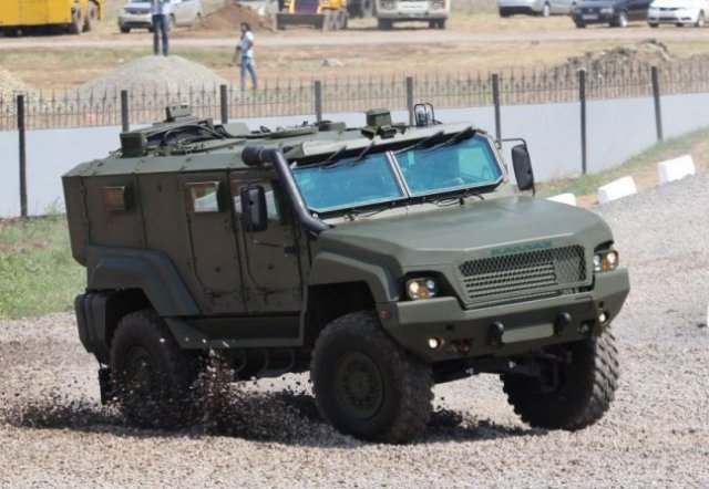 
Hai mẫu xe quân sự Iveco LMV và Kamaz 53949 đều được sản xuất tại Nga
