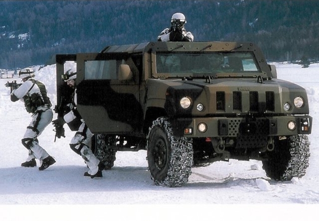 
Theo các thông tin được công khai, xe thiết giáp Lynx có các thông số: chiều dài tổng thể từ 4.704 - 5.504 mm, bề ngang 2.050 mm và chiều cao 1.950 mm.
