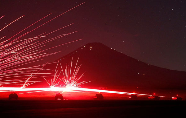 
Màn đêm rực sáng khi hàng loạt xe thiết giáp của Mỹ dội bão lửa vào mục tiêu. Chỉ có ban đêm mới có thể ghi lại những khoảnh khắc tuyệt vời này.
