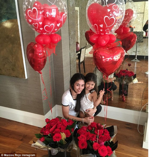 Trung vệ Marcos Rojo (Man Utd) đăng ảnh vợ và con gái trong khung cảnh ngập tràn hoa hồng và bóng bay hình trái tim trên Instagram cá nhân.