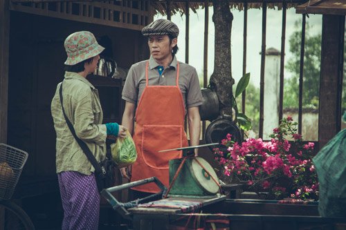 
Hoài Linh với vai ông Ba hủ tíu tốt bụng, thương người.
