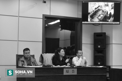 
Hình ảnh chụp tại tòa án nhân dân quận Thạch Cảnh Sơn hôm 3/3. Đoạn clip do camera giám sát ghi lại cũng được chiếu trong phiên tòa.
