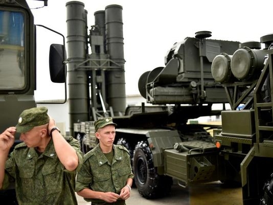 
Một tiểu đoàn S-400 có thể theo dõi 100 mục tiêu ở phạm vi 400 - 600 km, khóa 36 mục tiêu và điều khiển đồng thời 72 tên lửa tấn công 36 mục tiêu này.

Tuy nhiên, tổ hợp S-400 rất yếu về khả năng phân biệt mục tiêu thật - giả. Lợi dụng nhược điểm này, người Mỹ đã tìm ra cách khắc chế S-400 bằng tên lửa MALD.
