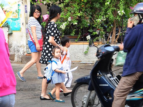 Minh Hà dắt tay con trai và con gái trở về nhà