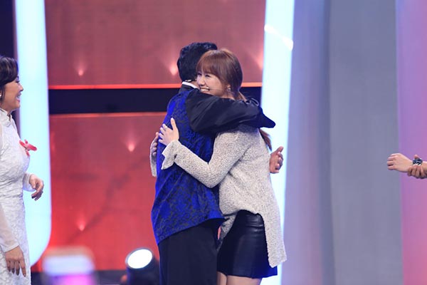 Vân Sơn ôm tới tấp Hari Won khi gặp gỡ trên sân khấu.