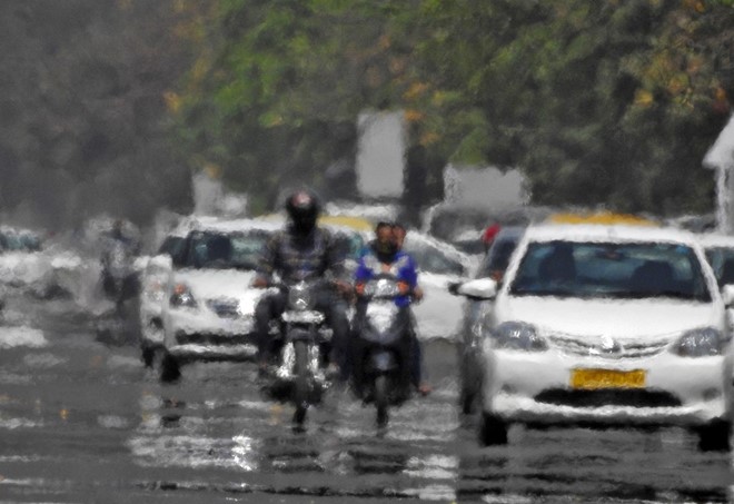 Nắng nóng với nhiệt độ tăng lên hơn 40 độ C khiến mặt đường như bốc hơi tại thành phố Chandigarh, Ấn Độ.