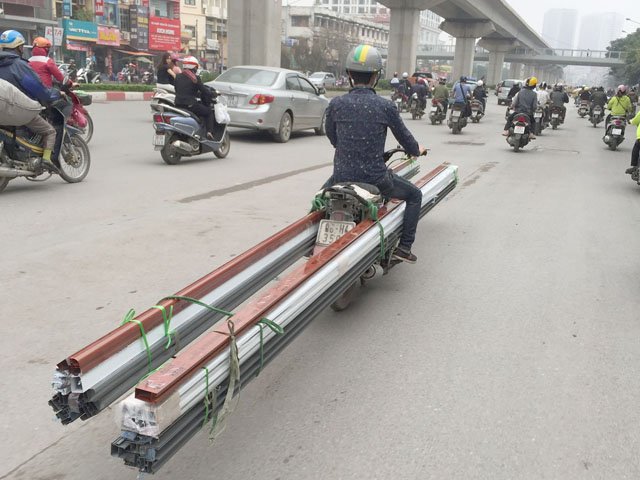 
Xe máy chở thanh sắt dài lưu thông trên đường Nguyễn Trãi
