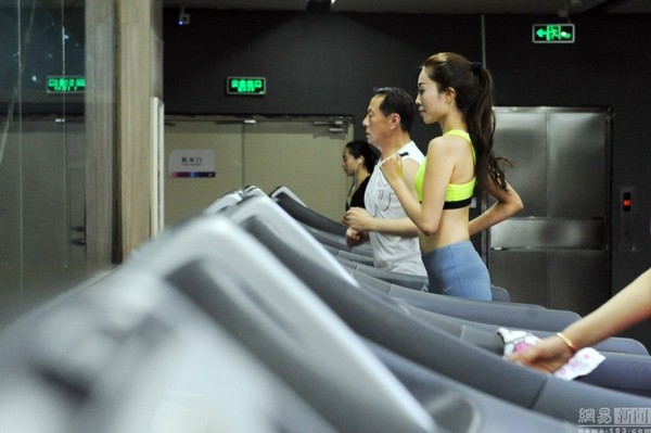 Thay vì về nhà nghỉ ngơi, cô gái lại lao ngay đến phòng tập.