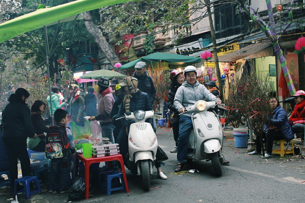 Giá bán đào, quất năm nay nhìn chung đều tăng cao hơn so với mọi năm. một cành đào vừa phải, giá thường từ 500.000 đến 1 triệu đồng trong khi đó, một cây quất cỡ trung bình đã có giá 1,5 triệu đồng.