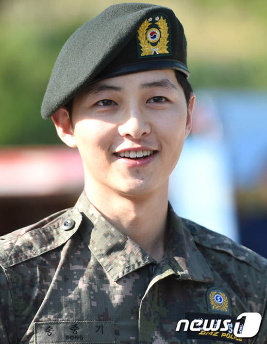 Dường như 2 năm trong quân ngũ không làm giảm sức hút của Song Joong Ki.