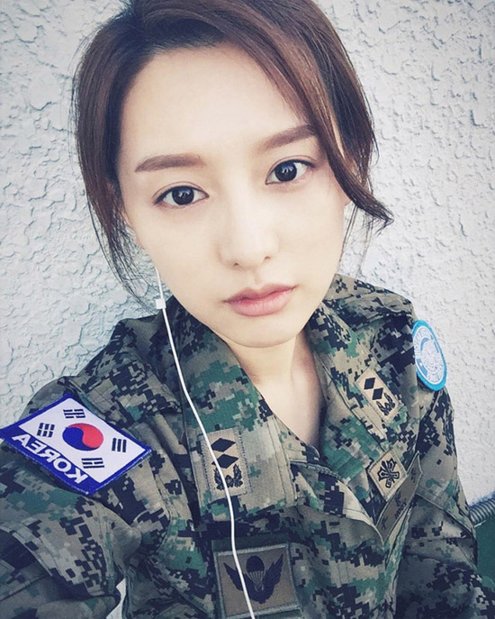 
Kim Ji Won - Trung úy Yoon Myung Joo xinh đẹp trong Hậu duệ Mặt trời.
