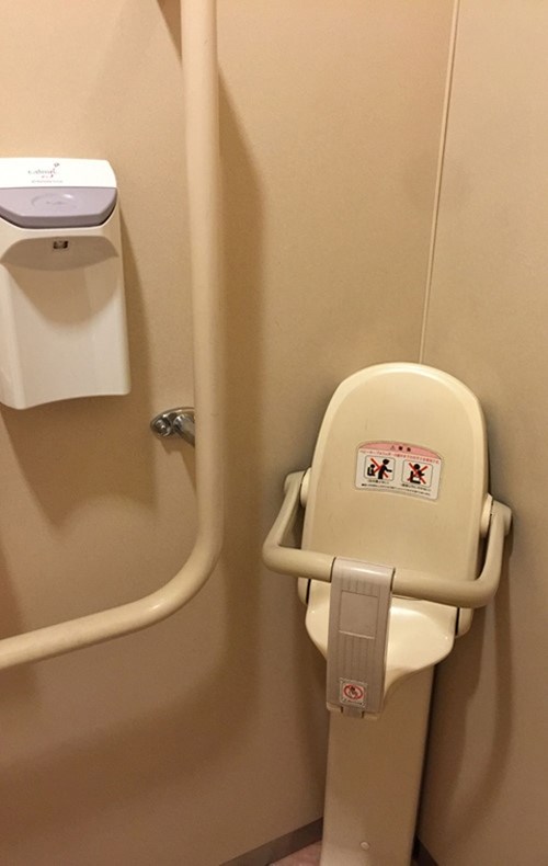
Những nhà vệ sinh hiện đại này còn trang bị thêm ghế ngồi cho em bé từ 6 tháng đến 2 tuổi khi đợi mẹ đi vệ sinh. (Ảnh: Internet)
