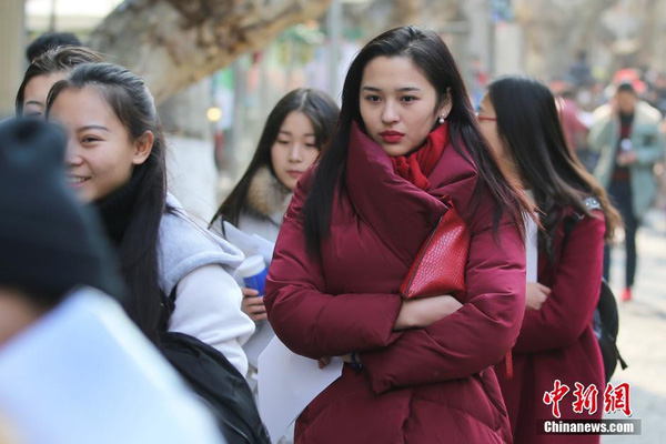 Rất nhiều những bạn trẻ yêu nghệ thuật từ khắp các vùng miền ở Trung Quốc đã đăng ký dự tuyển vào các khoa mỹ thuật, âm nhạc, vũ đạo, diễn viên điện ảnh... của trường Nghệ thuật Nam Kinh.