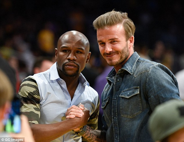 
Beckham vui vẻ nắm tay Mayweather.
