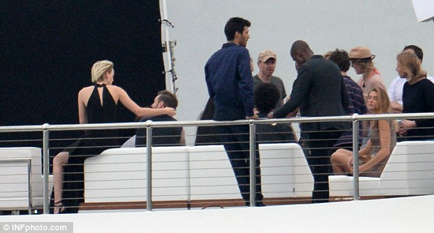 Trong một bức ảnh khác, cô gái mặc váy đen không ngại trao cho Beckham những cử chỉ tình cảm.