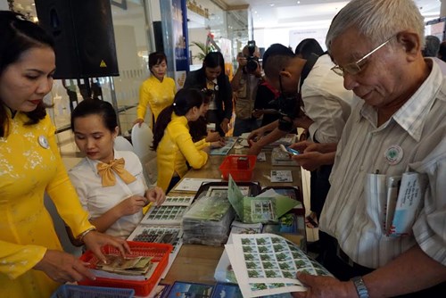 
Ngay sau lễ phát hành bộ tem bàng vuông, nhiều nhà sưu tập tem và người dân thành phố Nha Trang đã đến mua bộ tem này và gửi thư có dán tem Bàng vuông.
