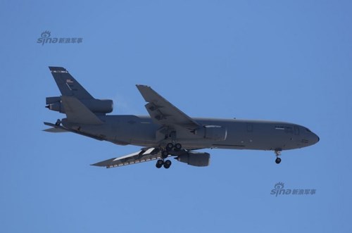 
KC-10 Extender là biến thể máy bay vận tải/tiếp nhiên liệu quân sự dựa trên mẫu máy bay chở khách Boeing DC-10. Extender có thể phục vụ như máy bay tiếp dầu hoặc máy bay chở hàng. Theo thiết kế, KC-10 có thể chở theo 160 tấn nhiên liệu, 75 quân nhân và khoảng 77 tấn hàng hóa.
