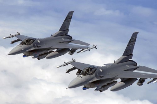 
F-16 Fighting Falcon là máy bay được sản xuất nhiều nhất của Mỹ, đồng thời là máy bay chiến đấu hạng nhẹ chủ lực trong quân đội Mỹ và hơn 20 quốc gia khác.
