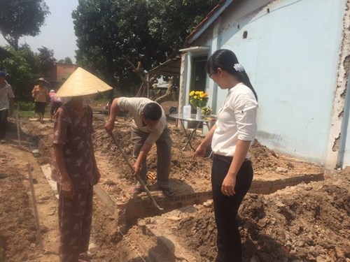 
Cả buổi sáng, bà Lê Thị Ánh Tuyết chạy qua lại nhà hai mẹ VNAH để theo dõi việc xây dựng
