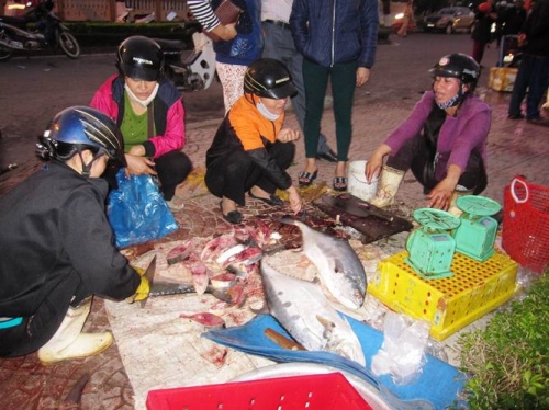 
Dịch vụ làm cá thuê ngay tại chợ.
