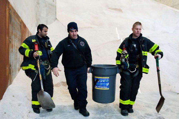 Nhân viên Sở cứu hỏa New York chuẩn bị ứng phó với bão tuyết - Ảnh: AFP