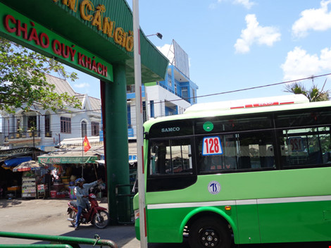 
Đến 12 giờ 20 những chiếc xe buýt mới đầu tiên đã đặt những vòng bánh xe đầu tiên lên địa phận huyện Cần Giờ. 
