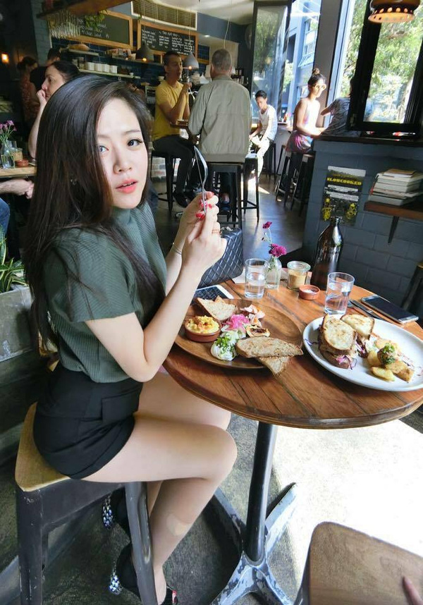 Ngoài du lịch, cô em hotgirl của ca sĩ Ông Cao Thắng còn có đam mê bất tận với đồ ăn...