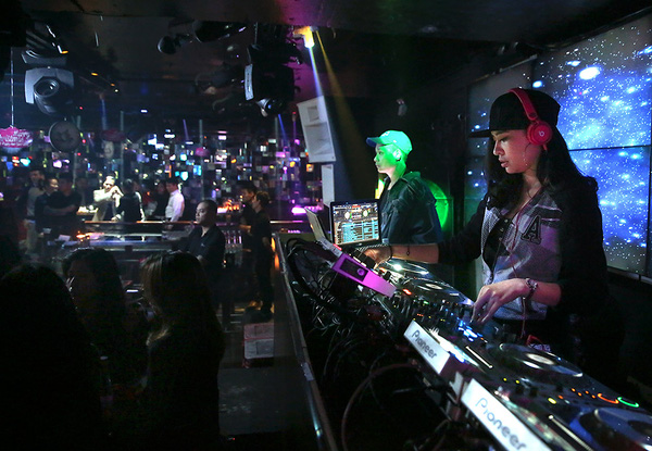 
Sau những khổ luyện, T.E.A đã trở thành DJ của một quán bar nổi tiếng ở Hà Nội. (Ảnh: Chí Toàn)

