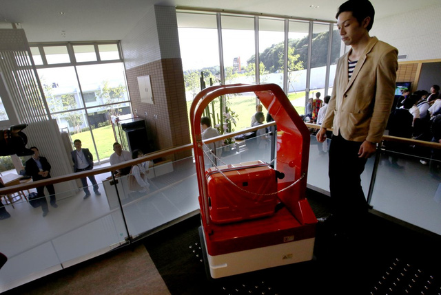 Những chú robot sàn thường được sử dụng tại sân bay để giúp các hành khách với sức khỏe yếu cũng được sử dụng tại khách sạn để giúp chuyển đồ cho khách