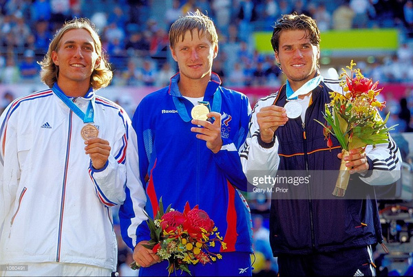 
Yevgeny Kafelnikov (giữa) giành HCV Olympic Sydney 2000.
