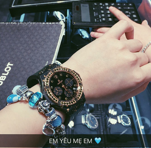 Đồng hồ Hublot trên tay của thánh son Thủy Tiên. Được biết, đây là quà sinh nhật của mẹ dành cho cô nàng. (Instagram: ttien1702)