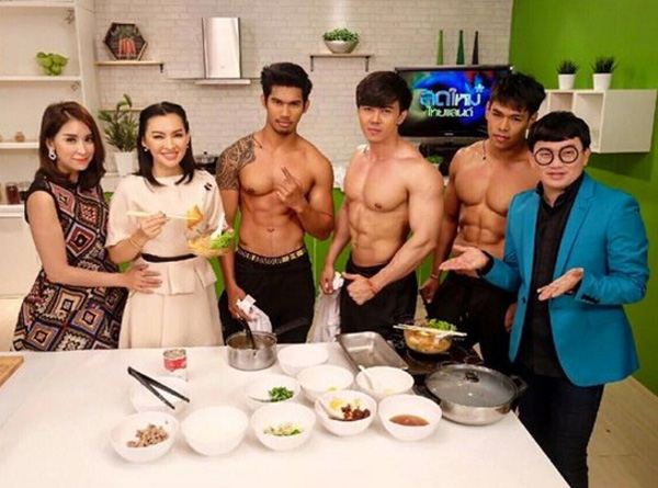 Sự nổi tiếng của các chàng trai lan rộng tới nỗi họ đã được một kênh truyền hình của Thái Lan mời đến phỏng vấn và nấu đồ ăn trực tiếp trên ti vi.