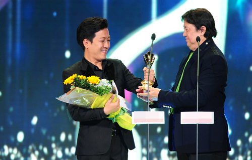 
Trường Giang vượt mặt nhiều đối thủ nặng kí để nhận hai giải thưởng danh giá tại lễ trao giải Mai Vàng năm 2015.
