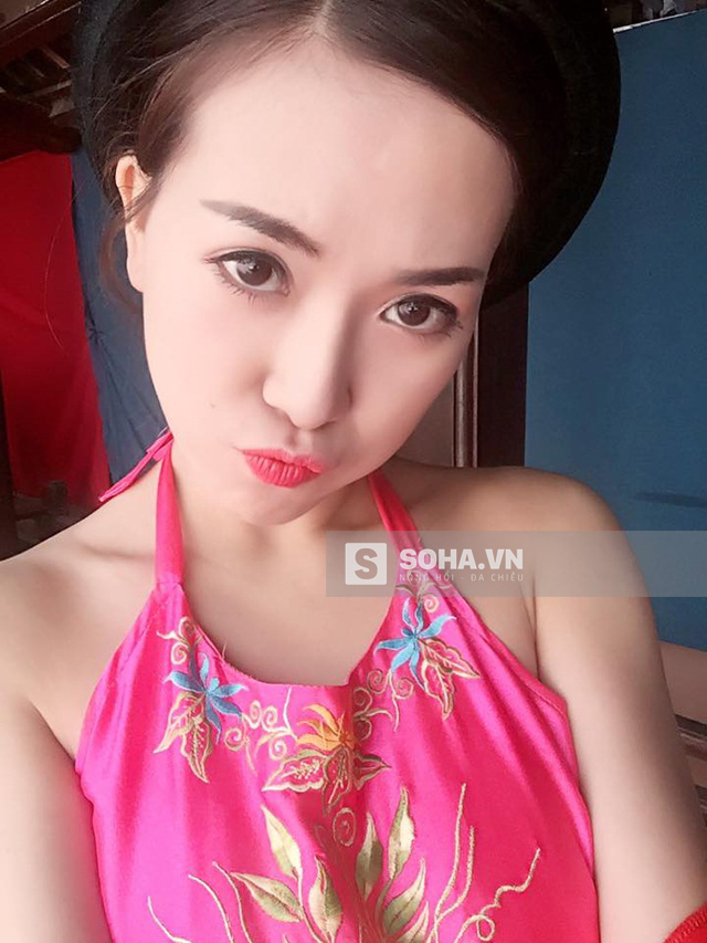 
Hot girl chia sẻ: Suốt 1 tuần lễ, ngày nào chúng tôi cũng quay từ sáng đến đêm. Có hôm tới 2, 3h mới được nghỉ. Đêm lạnh, ê-kip được bồi dưỡng bằng những nồi cháo gà nóng hổi. Từ đạo diễn, diễn viên gạo cội cho tới các diễn viên phụ quây quần bên nồi cháo ấm rất tình cảm. Đó là điều khiến tôi nhớ nhất trong quá trình làm phim.
