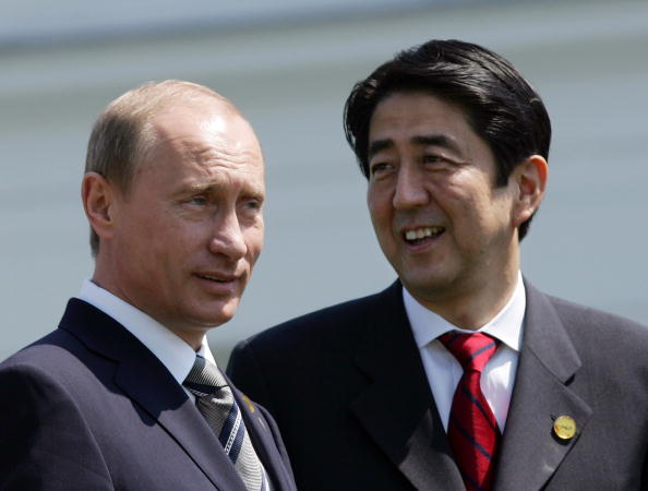 
Ông Putin và ông Abe tại hội nghị thượng đỉnh G8 năm 2007 tại Heiligendamm, Đức. Thủ tướng Nhật đang nỗ lực để đưa Nga trở lại nhóm này. Ảnh: Gettty Images
