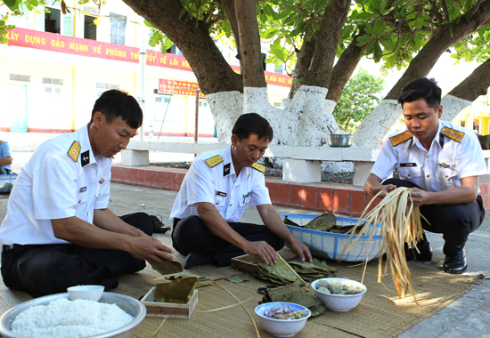 
Dấu ấn đặc biệt nhất trong hội thi là các cán bộ, chiến sĩ gói bánh chưng bằng lá phong ba, một loài cây sống rất khỏe ở đảo.
