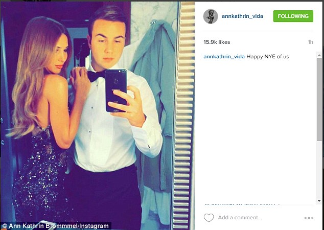 
Mario Gotze và bạn gái, Ann-Kathrin Brommel, chuẩn bị đi dự tiệc.
