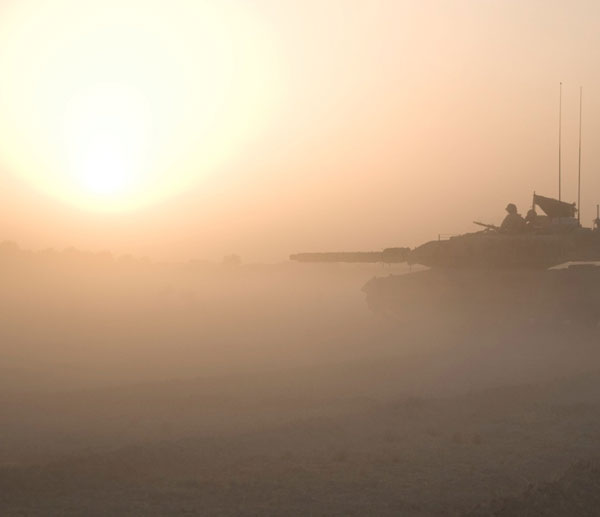 
Xe tăng chiến đấu chủ lực M1 Abrams hành quân trong bụi cát dày đặc. Ánh sáng từ mặt trời dường như không đủ sức để chiếu sáng xuyên qua lớp bụi dày.
