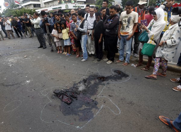 
Người dân Indonesia tại trung tâm mua sắm vừa xảy ra vụ đánh bom
