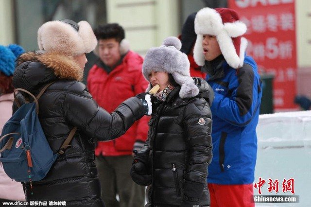 
Trẻ em ở Cáp Nhĩ Tân vẫn ăn kem trong ngày băng giá rét nhất.
