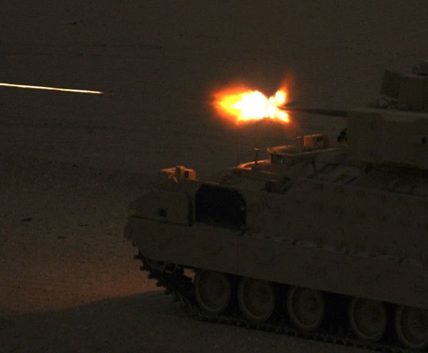
Pháo 30 mm trên xe chiến đấu bộ binh M2 Bradley công kích mục tiêu lúc chập choạng tối.
