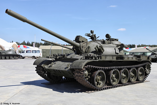
Xe được trang bị pháo D-10T 100 mm, có tổng khối lượng là 36 tấn. Các phiên bản như T-55AM và một vài biến thể mới được lắp đặt thêm một số thiết bị quang học hiện đại.
