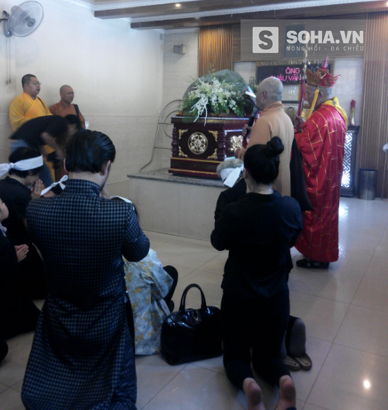 Những người thân quỳ lạy trước linh cữu đạo diễn Châu Huế trước khi thi thể ông được đưa đi hỏa táng - ảnh: C.T.H
