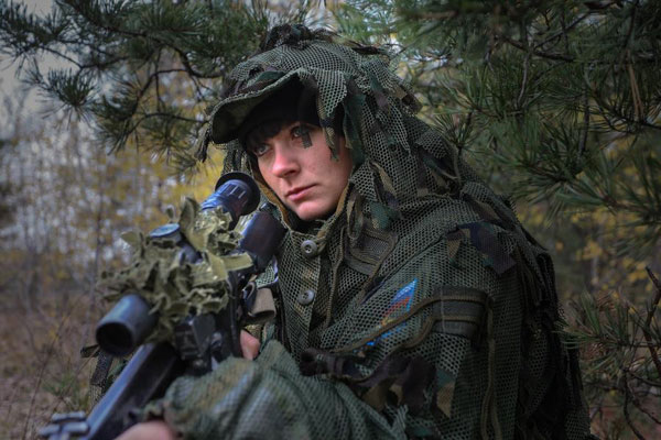 
Phần lớn nữ quân nhân trong đơn vị lính dù Nga làm nhiệm vụ tại bộ phận thông tin liên lạc nhưng họ vẫn có thể đảm nhận nhiệm vụ chiến đấu, đặc biệt là bắn tỉa.
