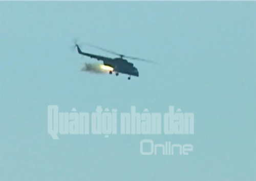 
Trực thăng Mi-8 bắn rocket vào mục tiêu
