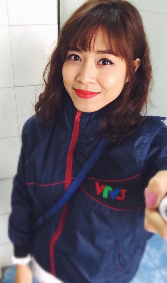 
MC Hoàng Linh đang selfie với chiếc áo đồng phục của cơ quan.
