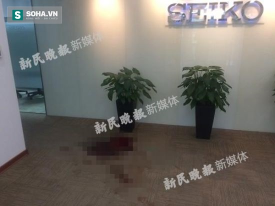 
Máu vương vãi trên sàn phòng làm việc của công ty Seiko.

