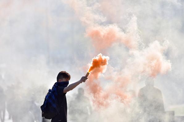 Một thanh niên cầm quả bom khói trong cuộc biểu tình phản đối dự luật cải cách lao động tại thành phố Nantes, Pháp.